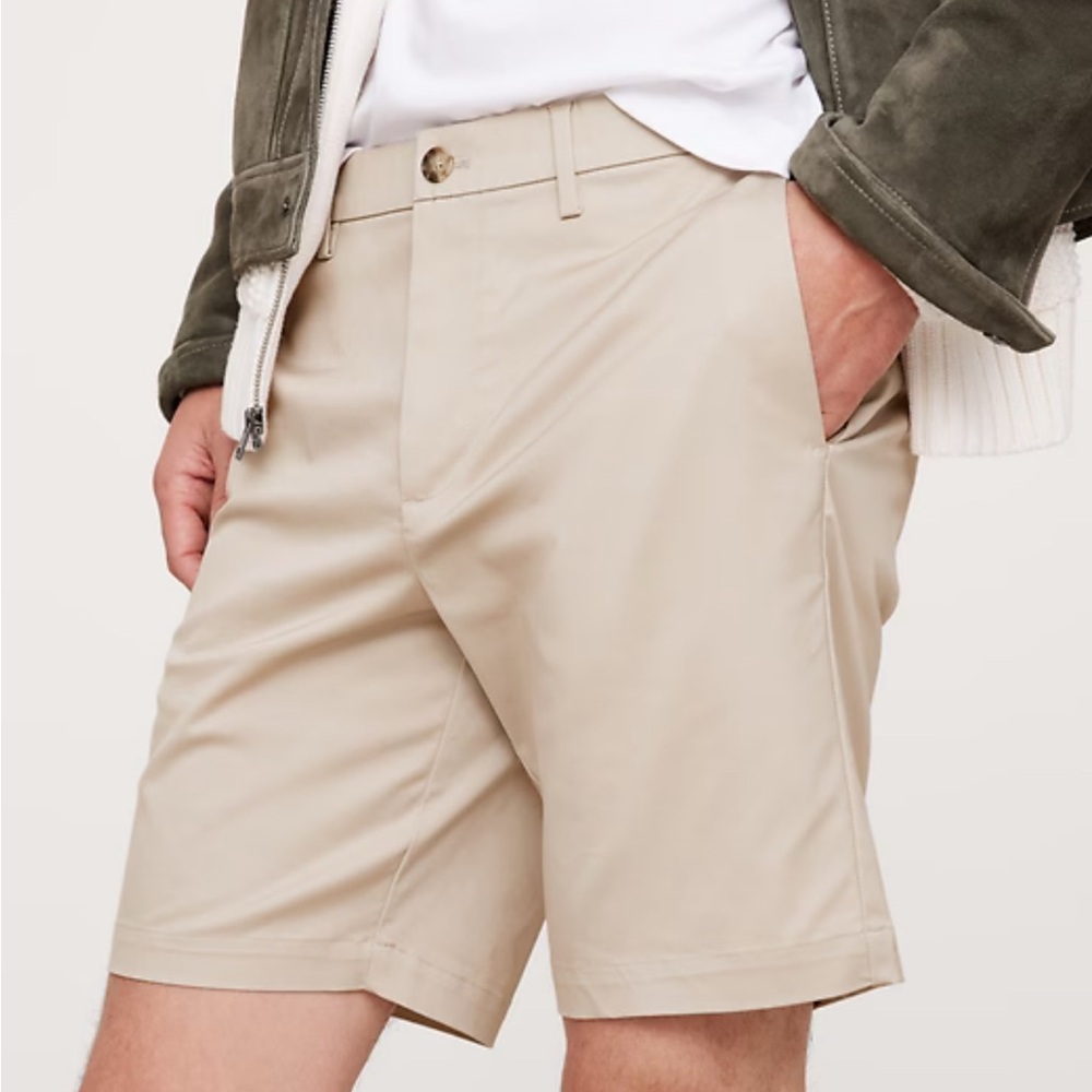Banana Republic Men’s Khaki Core Temp 9” shorts